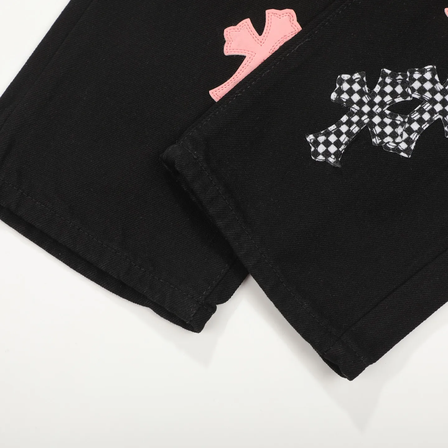 P280 Chrome Hearts ch Chrome Hearts Cherry Blossom Pink Checkerboard Cross Patch Leather Jeans, Original 5W+ It is well known that chromehearts jeans use vintage Levis jeans as the base for creation. They usually add their own unique silver buckles and silver ornaments, plus leather embellishments. This is the reason why the value of these vintage jeans doubles. Because the base is vintage jeans, the jeans themselves have been very soft and comfortable after years of baptism. This can be distinguished from ordinary jeans. Regarding the size, you should also refer to the pants data. Size: 28 30 32 34 (corresponds to S-XL) Size chart: 28 Waist 76 Pants length 104 Hips 102 30 Waist 80 Pants length 105 Hips 106 32 Waist 84 Pants length 106 Hips 110 34 Waist 88 Pants length 107 Hips 114